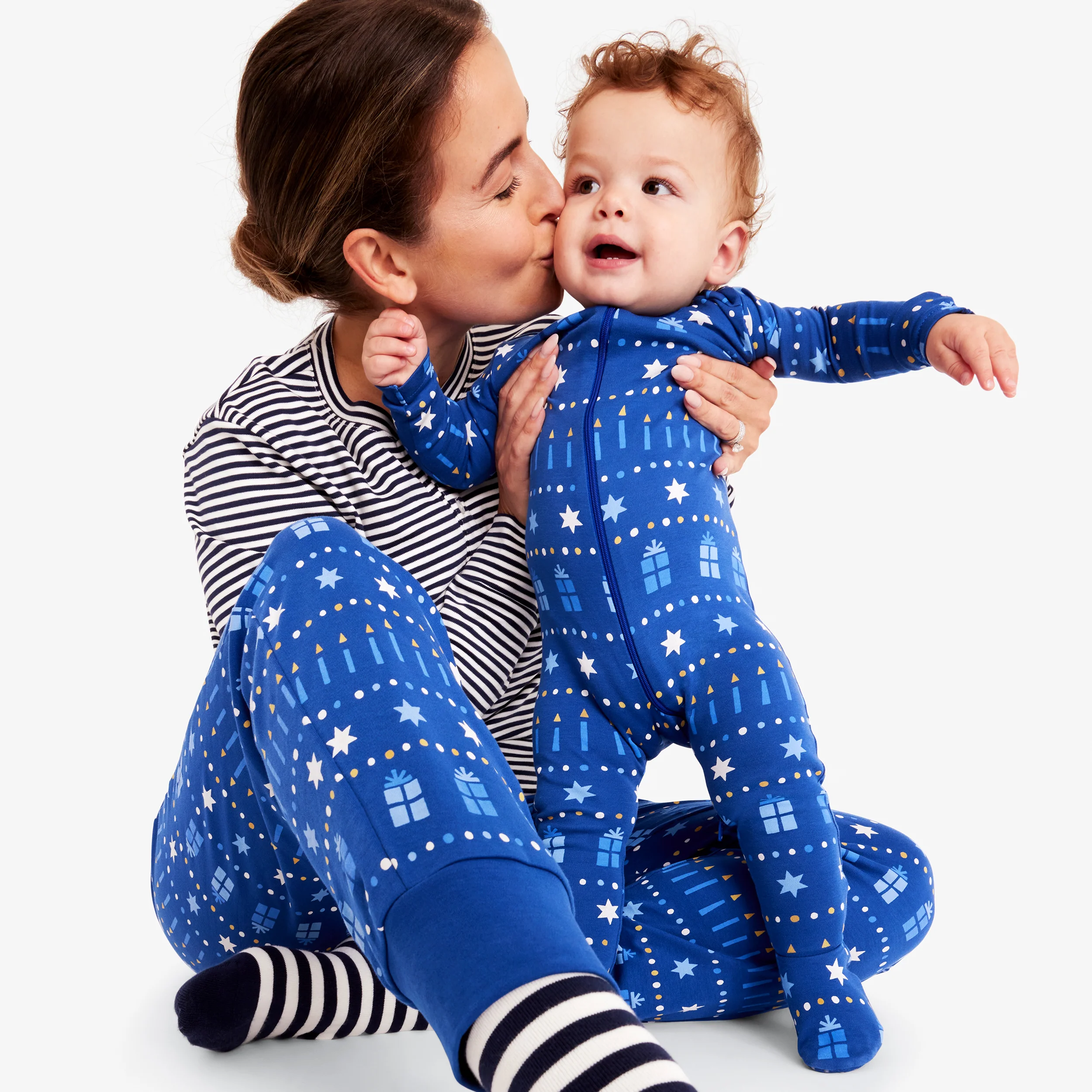 20055-baby-organic-zip-footie-in-festive-lights-1.webp